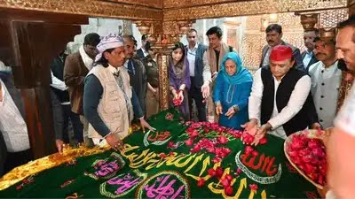 Akhilesh Yadav BJP पर तीखे हमले, यमुना सफाई का बड़ा वादा, सलीम चिश्ती दरगाह में अखिलेश यादव की चादरपोशी | Akhilesh Yadav offered At Salim Chishti Dargah 3 BJP पर तीखे हमले, यमुना सफाई का बड़ा वादा, सलीम चिश्ती दरगाह में अखिलेश यादव की चादरपोशी | Akhilesh Yadav offered At Salim Chishti Dargah