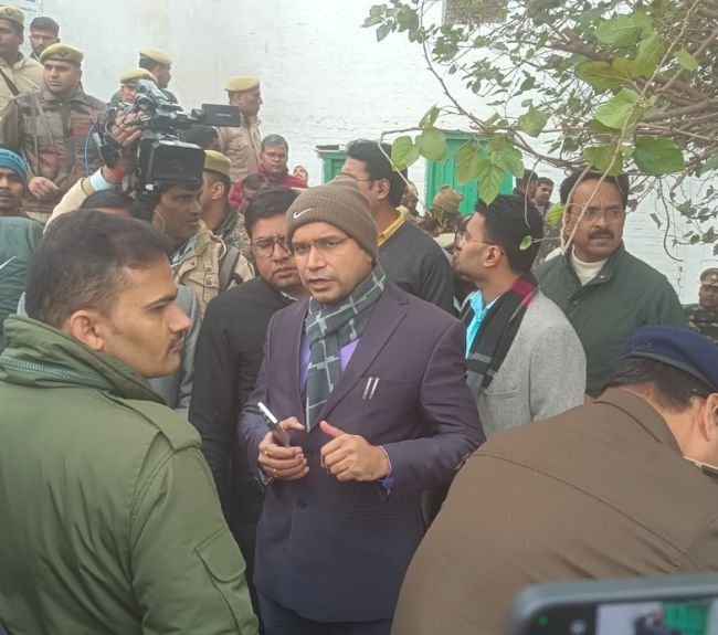 Sambhal Graveyard Encroachment संभल कब्रिस्तान जमीन पर अतिक्रमण का खुलासा: नाप जोख में मिले अवैध मकान, DM राजेंद्र पेंसिया सख्त