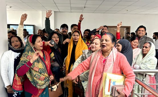 Gorakhpur Municipal Corporation Meeting गोरखपुर नगर निगम की बैठक में भूचाल, 68 पार्षदों का बहिष्कार, गोरखपुर महोत्सव पास से भड़का विवाद 4 Gorakhpur Municipal Corporation Meeting गोरखपुर नगर निगम की बैठक में भूचाल, 68 पार्षदों का बहिष्कार, गोरखपुर महोत्सव पास से भड़का विवाद