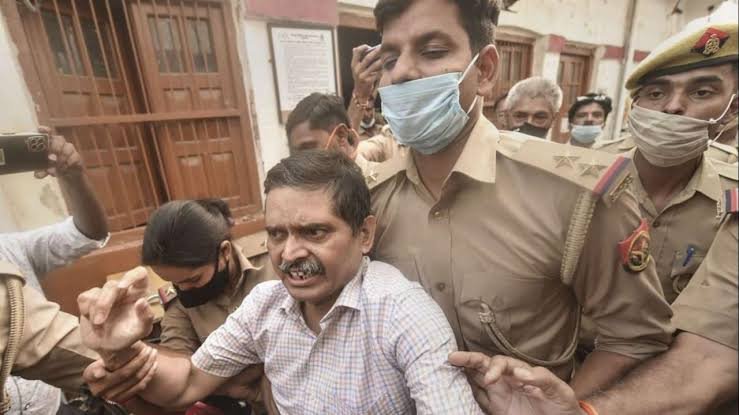 Amitabh Thakur Bail Hearing Case पूर्व IPS अमिताभ ठाकुर की जमानत टली, जेल में अनशन; गिरफ्तारी वीडियो की मांग तेज