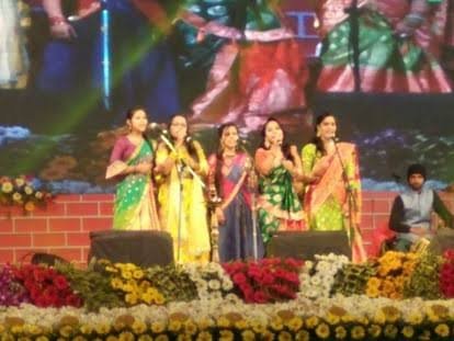 Gorakhpur Mahotsav VIP Treatment“वोट के समय चाची, महोत्सव में बाहर”: गोरखपुर महोत्सव में VIP सिस्टम पर देवरिया की महिला का फूटा गुस्सा