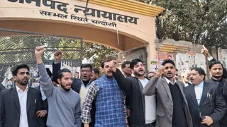 Sambhal News संभल न्यूज़: FIR आदेश देने वाले जज का तबादला, वकीलों का विरोध, न्यायिक व्यवस्था पर सवाल