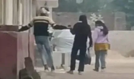 Gola molestation case गोला में छात्रा से छेड़छाड़ का वीडियो वायरल, मोबाइल फुटेज के आधार पर आरोपी गिरफ्तार |