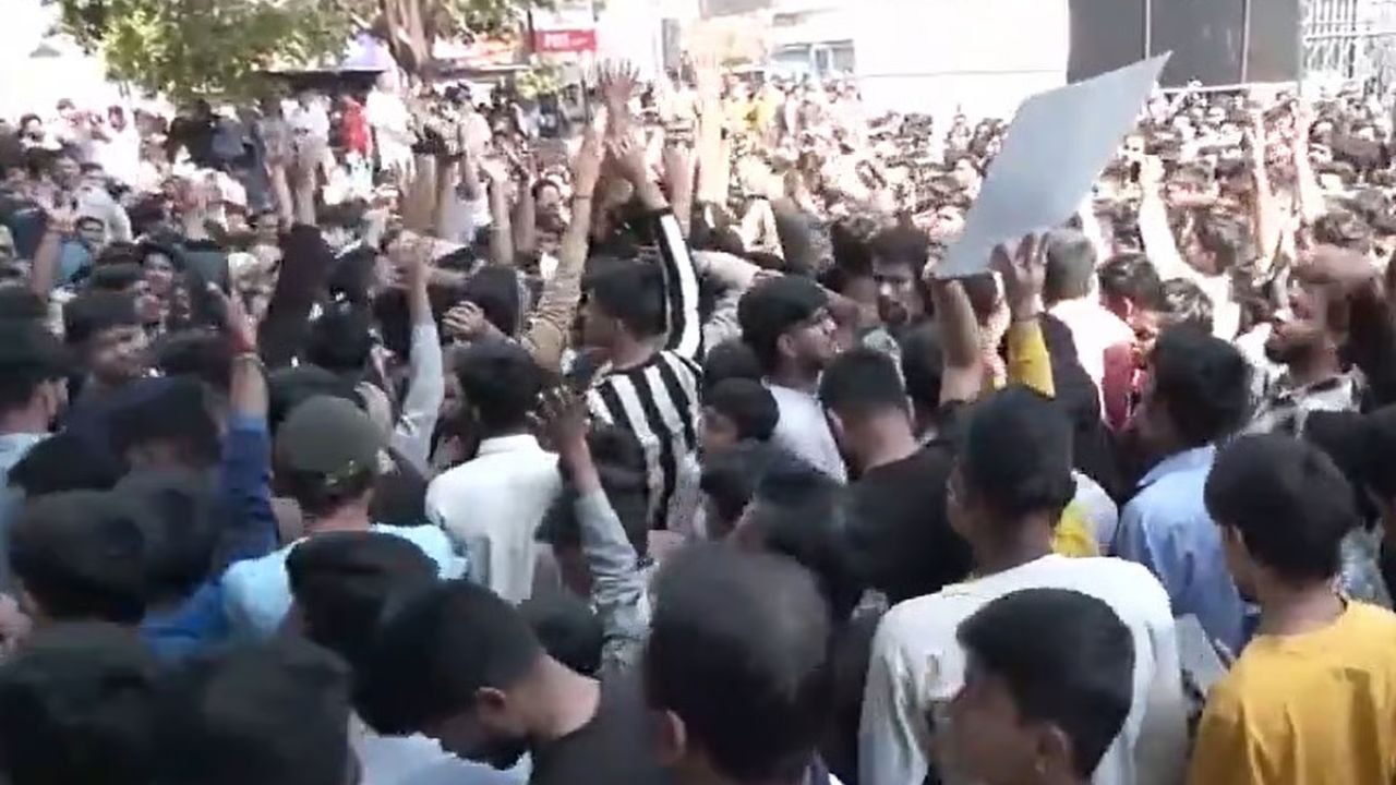Lucknow Protest: आयतुल्लाह खामेनेई की शहादत पर घंटाघर में बड़ा विरोध