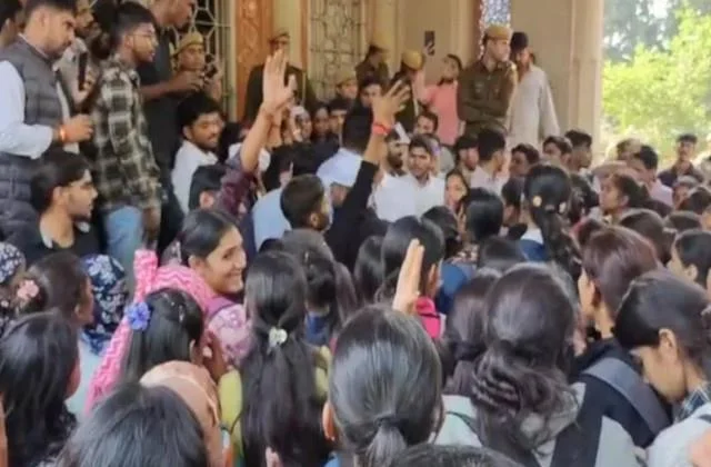 Rajasthan University Protest राजस्थान विश्वविद्यालय धरना: शांतिपूर्ण छात्र आंदोलन पर पुलिस की मारपीट, क्या न्यायालय करेगा सख्त कार्रवाई